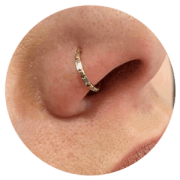 Piercing narina o nostril en Titanium Deusto Bilbao en el lateral de la nariz con joya discreta