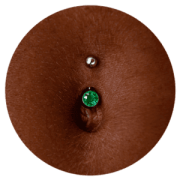 Piercing de ombligo en Titanium Deusto Bilbao con joya curva en el pliegue superior
