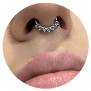 El septum es uno de los piercings de nariz con más personalidad y también uno de los que más gente reconoce al instante.