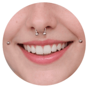 Dahlia bites en Titanium Deusto Bilbao con dos perforaciones en las comisuras de los labios