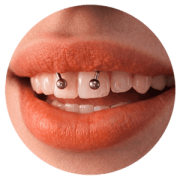 Dahlia bites en Titanium Deusto Bilbao con dos perforaciones en las comisuras de los labios