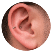 Piercing snug en Titanium Deusto Bilbao en cartílago interior medio de la oreja
