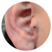 Piercing tragus en Titanium Deusto Bilbao con joya pequeña en cartílago frontal de la oreja