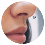 Piercing septril en Titanium Deusto Bilbao en la punta de la nariz con joya pequeña
